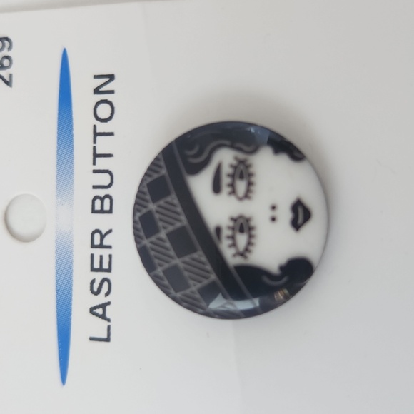 JHB Woman's Face 6 B/W buttons 3/4" - Picture 3 of 4